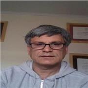 Profesor de Geografía dicta clases a niños y jóvenes de todas las edades